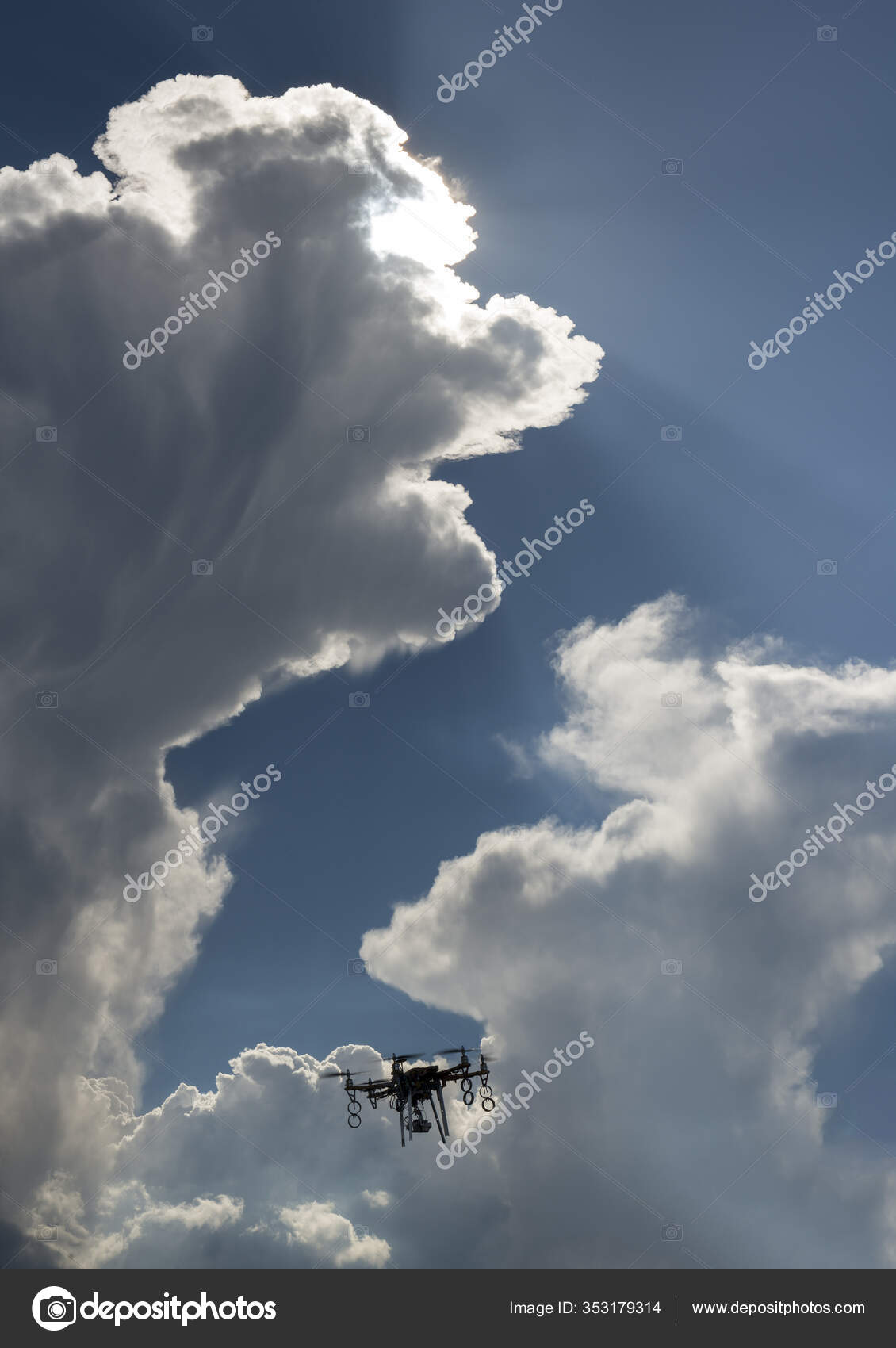 空を飛ぶドラゴン 青空と美しい白い雲 ストック写真 C Olivia