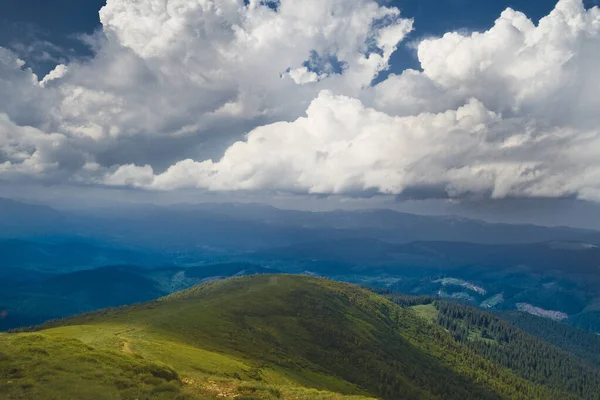 Bellissimo Paesaggio Estivo Nelle Montagne Dei Carpazi — Foto Stock