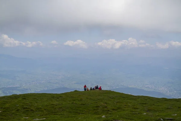 Dağın Tepesindeki Turistler Karpatlar — Stok fotoğraf