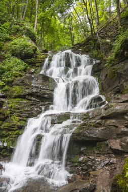 Ukrayna, Karpat dağlarında büyük şelale çukuru