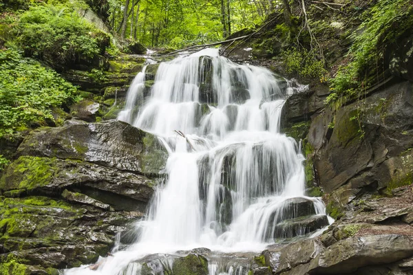 Cachoeira Shypit Nas Montanhas Dos Cárpatos Perto Aldeia Pylypets Transcarpathian — Fotografia de Stock