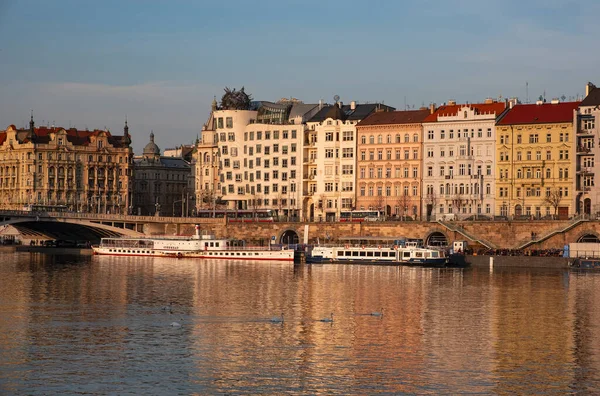 Prag Tjeckien Mars 2019 Utsikt Över Danshuset Prag Och Floden — Stockfoto