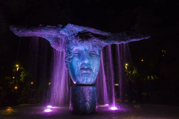 Escultura Início Tempo Parque Grego Uma Fonte Com Iluminação Noite — Fotografia de Stock