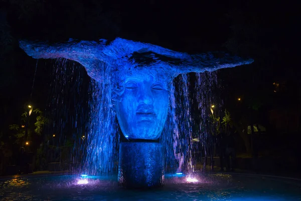 Скульптура Начало Времени Греческом Парке Фонтан Подсветкой Ночью — стоковое фото