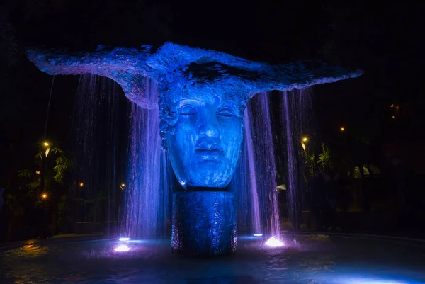 Escultura Início Tempo Parque Grego Uma Fonte Com Iluminação Noite — Fotografia de Stock