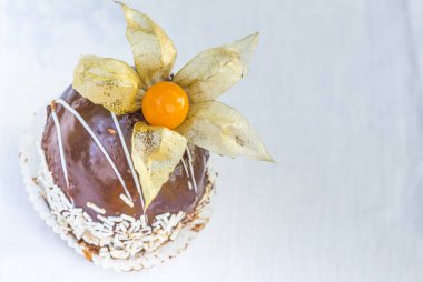 Şekerli çikolatalı pastaya yakın çekim.