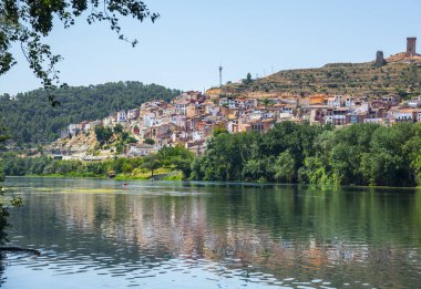 Güney Katalonya, İspanya 'daki Ebro nehri üzerindeki Asco