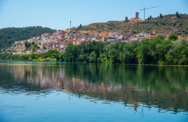 Güney Katalonya, İspanya 'daki Ebro nehri üzerindeki Asco