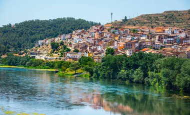 Güney Katalonya, İspanya 'daki Ebro nehri üzerindeki Asco