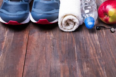 Ahşap arka plan üzerinde fitness ekipmanları