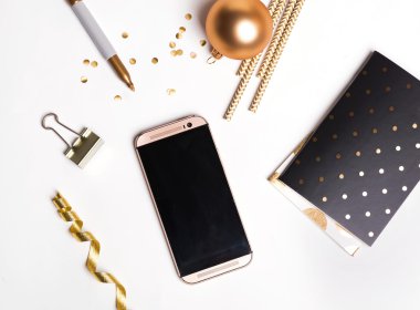 Altın dekor ve telefon ile boş perde