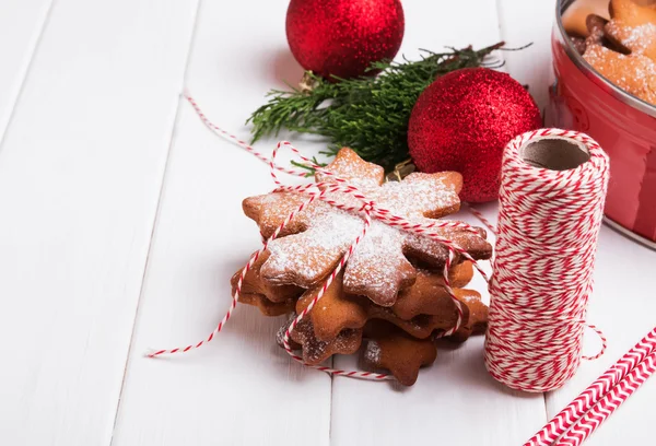 Galletas de Navidad y decoración — Foto de Stock