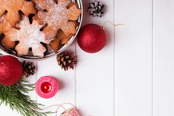 Biscuits de Noël dans une boîte en fer blanc — Photo