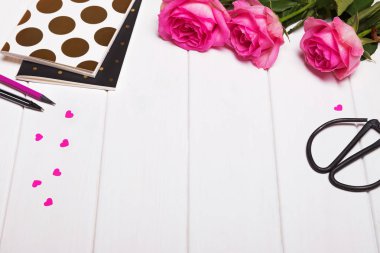 Beyaz masaya güzel nesneler