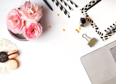 düşürür, bilgisayar, not defterleri ve diğer küçük nesneler üzerinde beyaz