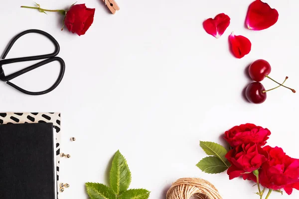 Červené třešně, růže a čiš předměty izolované na bílém poza — Stock fotografie