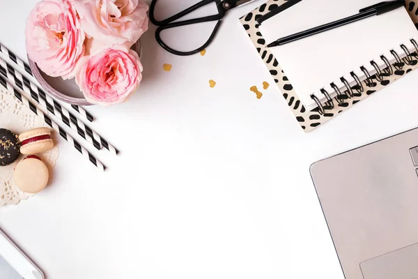 Flowers, computer, notepads and other little objects on the whi — Stock Photo, Image