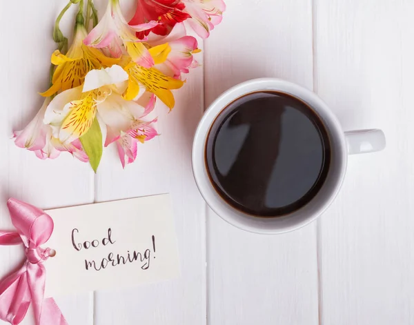 Alstromerie-Blumen und Kaffee auf dem weißen Tisch — Stockfoto