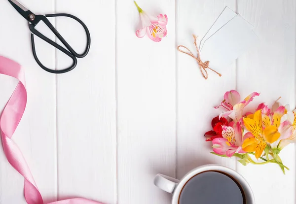 Bloemen, koffie en andere objecten — Stockfoto