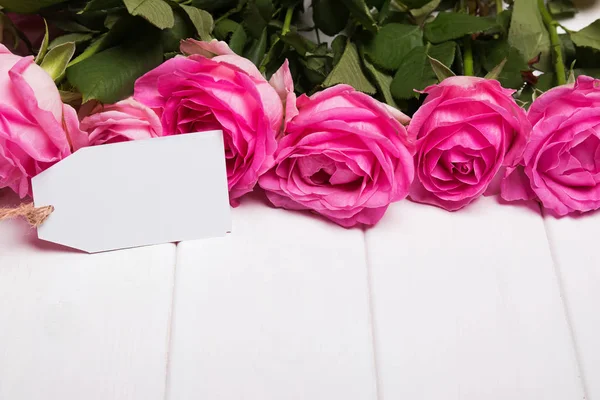 美丽粉红玫瑰和空白色木制纸卡塔 — 图库照片