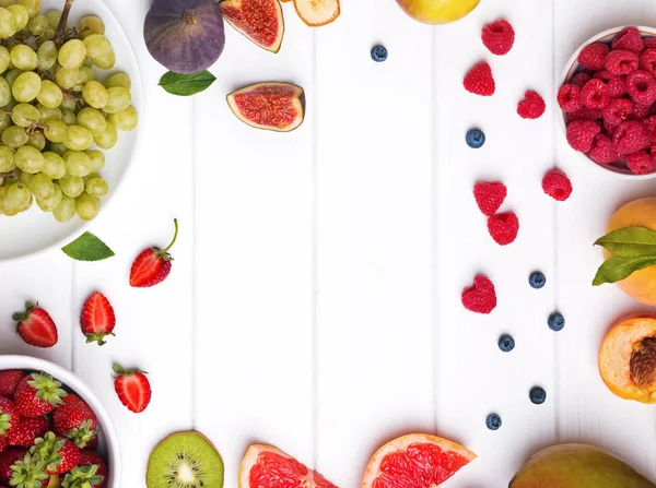 Fruits et baies sur la table en bois blanc, vue de dessus — Photo