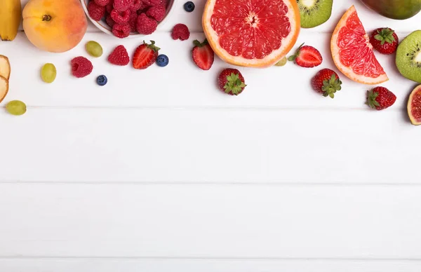 Owoce i jagody na białym tle drewnianych — Zdjęcie stockowe
