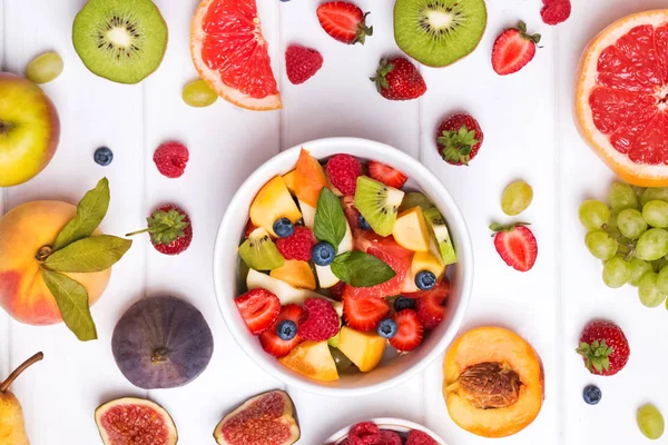 Délicieux fruits et baies sur la table, vue sur le dessus . — Photo
