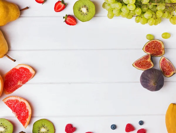 Fruits et baies sur la table blanche — Photo