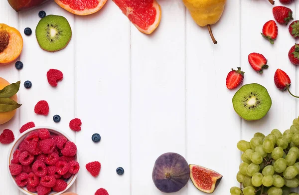 Frutta e bacche sullo sfondo di legno bianco — Foto Stock