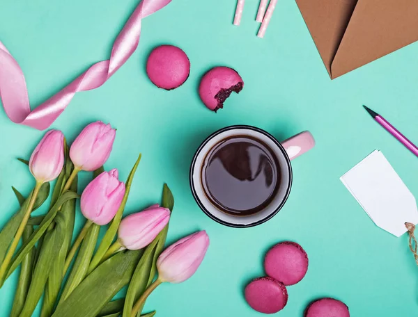 Tulpaner, macarons, band och kaffe i rosa mugg — Stockfoto