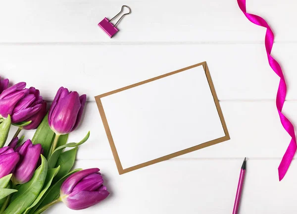 Lege papier, paarse tulpen en andere kleine voorwerpen — Stockfoto