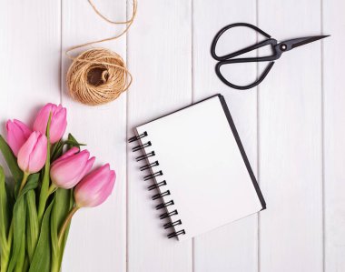 Pembe Laleler ve ahşap masa, üstten görünüm üzerinde boş not defteri