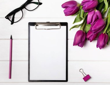 Alay kadar boş kağıt, Lale ve pembe aksesuarlar