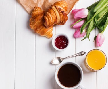 Beyaz masaya lezzetli breakfast.