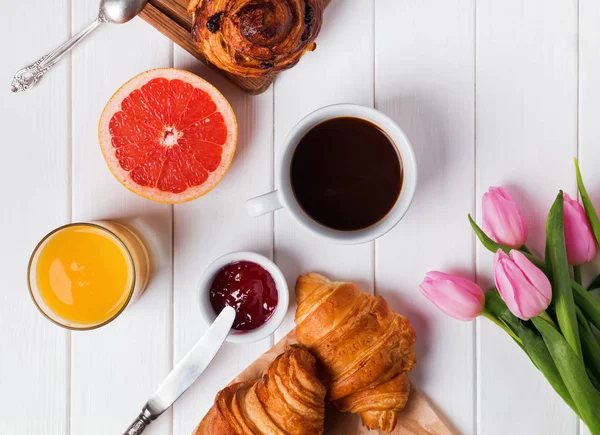 Café da manhã com croissants, suco de laranja e café — Fotografia de Stock