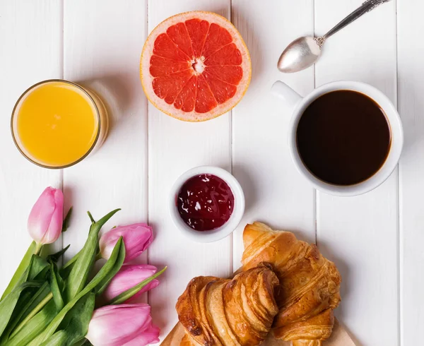 Desayuno con cruasanes, zumo y café — Foto de Stock