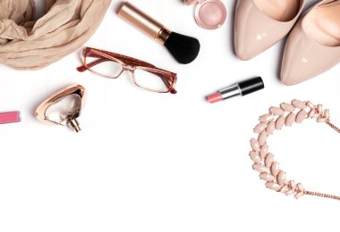 Bej kadının kıyafeti