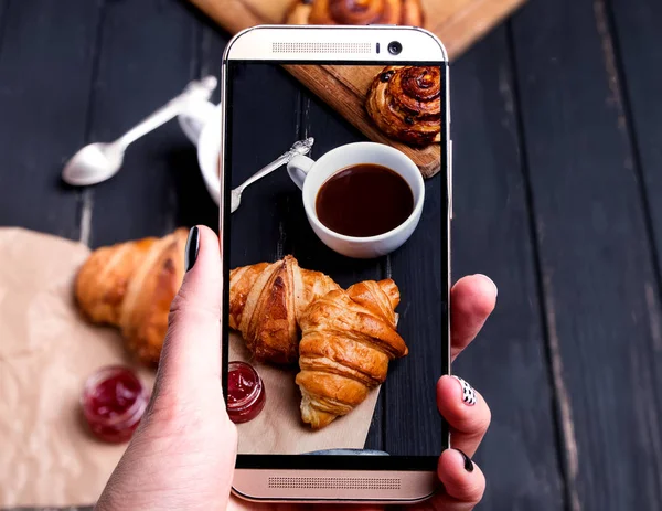 Жіночі руки зі смартфоном з фото сніданку — стокове фото