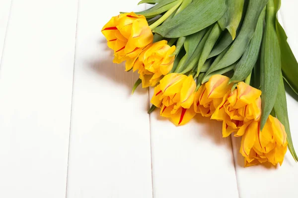 Tulipani gialli sul tavolo bianco — Foto Stock