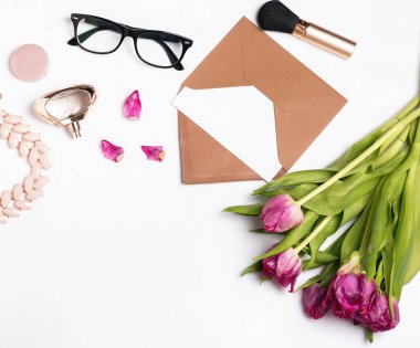 Beyaz arka plan üzerinde WOMANS aksesuarları. 