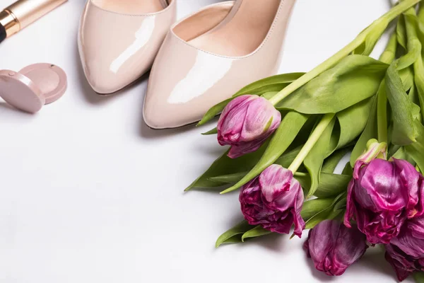 Roze tulpen en beige schoenen op witte achtergrond — Stockfoto