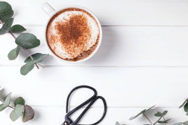 Kahve ve okaliptüs dalları ile minimalist natürmort