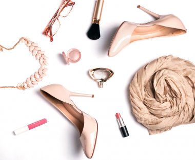 Beyaz arka plan üzerinde kadının moda aksesuarları