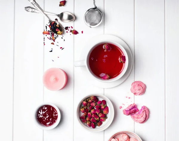 Kruiden steeg thee, droge rozen en andere roze gekleurde objecten — Stockfoto
