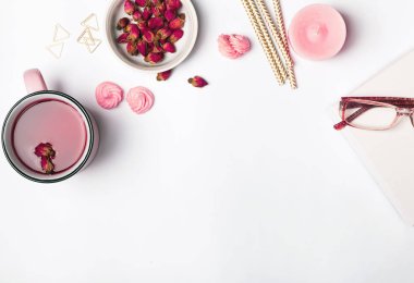 Beyaz arka plan üzerinde pembe renkli nesneleri