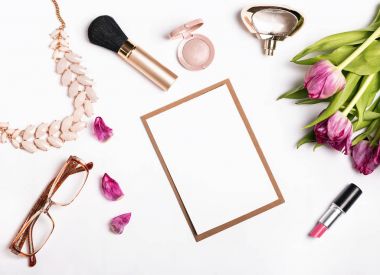 Kadının aksesuarları ve beyaz arka plan üzerinde pembe laleler