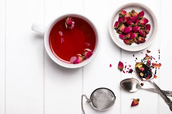 凉茶与白色的木桌上的玫瑰 — 图库照片
