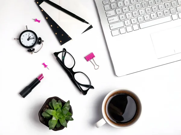 Lugar de trabajo con laptop, café y otros objetos pequeños — Foto de Stock