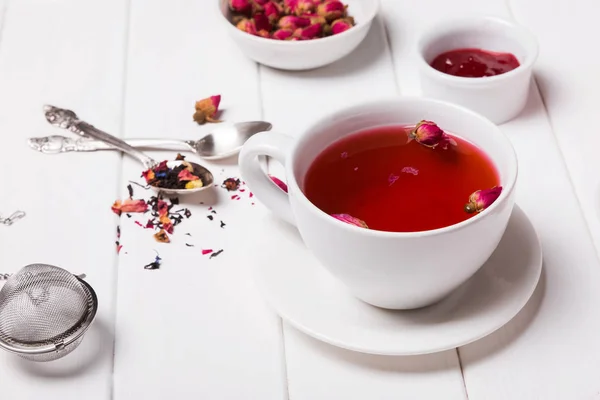 Kräutertee mit getrockneten Rosen — Stockfoto