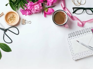 Şık öğeleri ve güzel pembe peonies